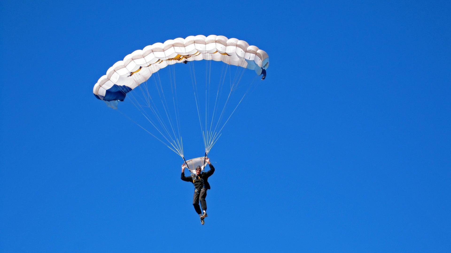 星空体育平台安全-逆境中获胜：车手的经典逆转戏码，逆境翻盘